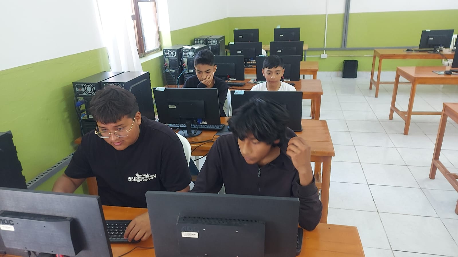 Jovenes en laboratorio Chugchilan