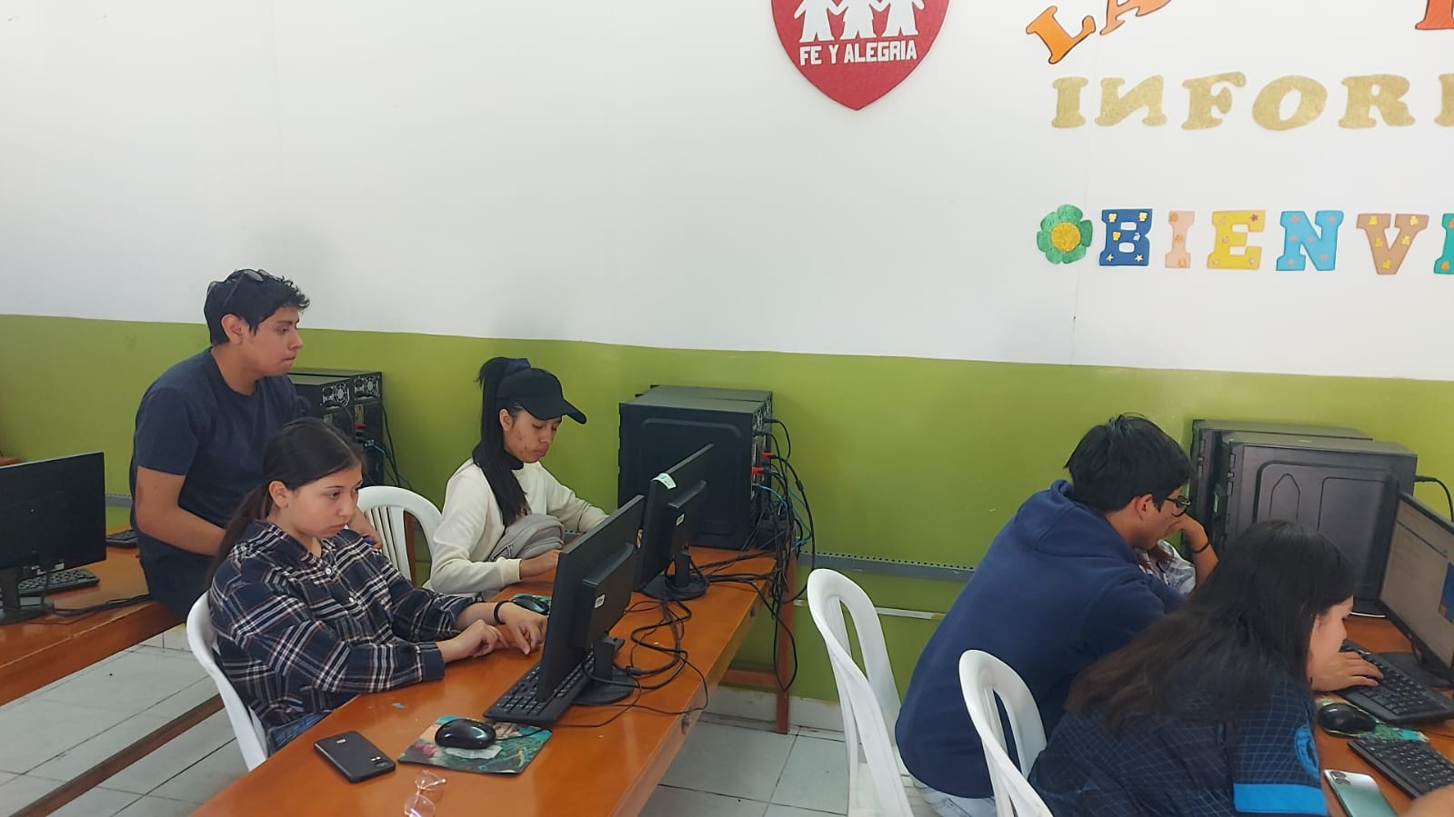 Equipo trabajando en Fe y Alegria