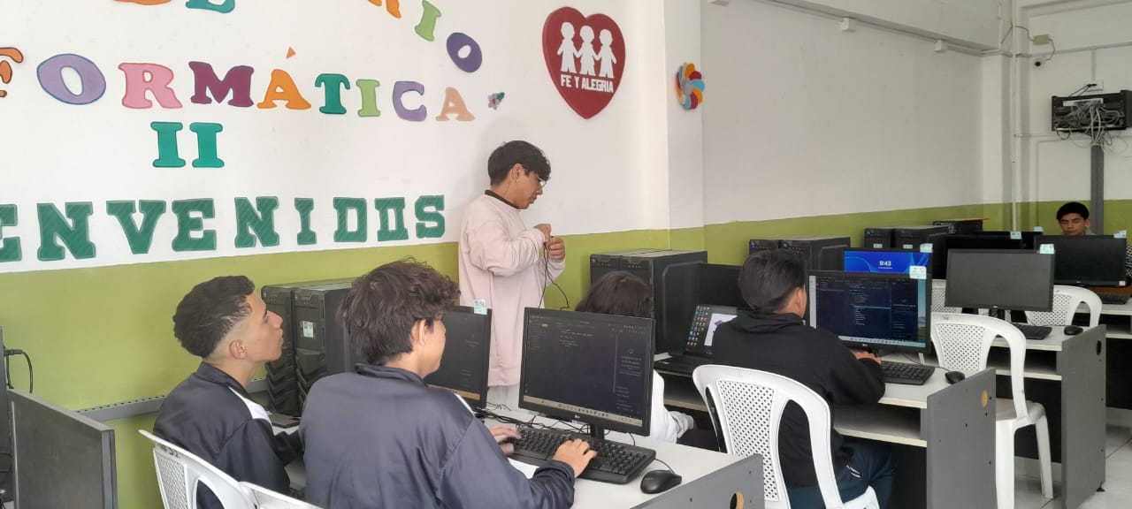 Estudiante PUCE explicando en el laboratorio