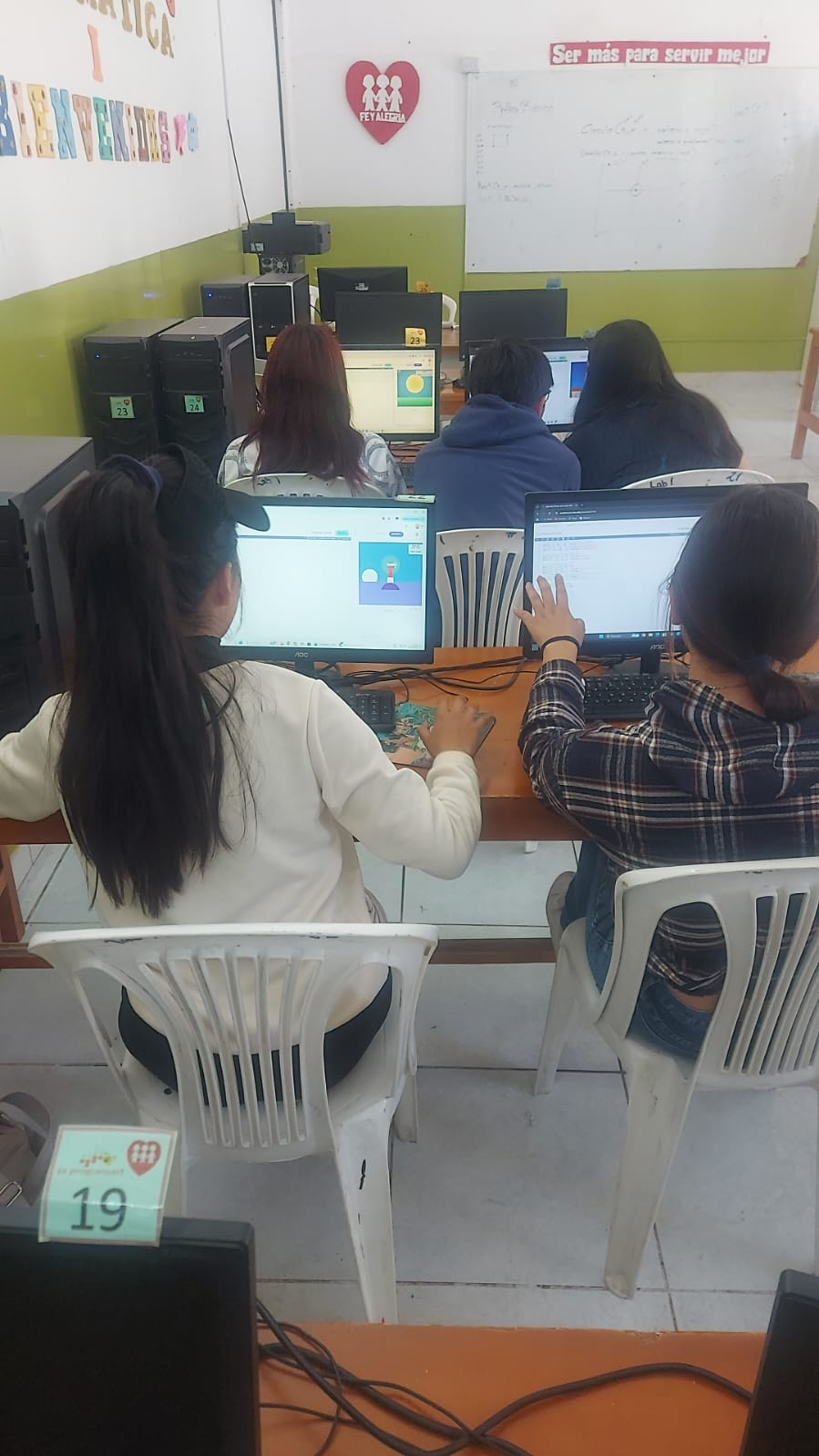 Estudiantes usando Code.org