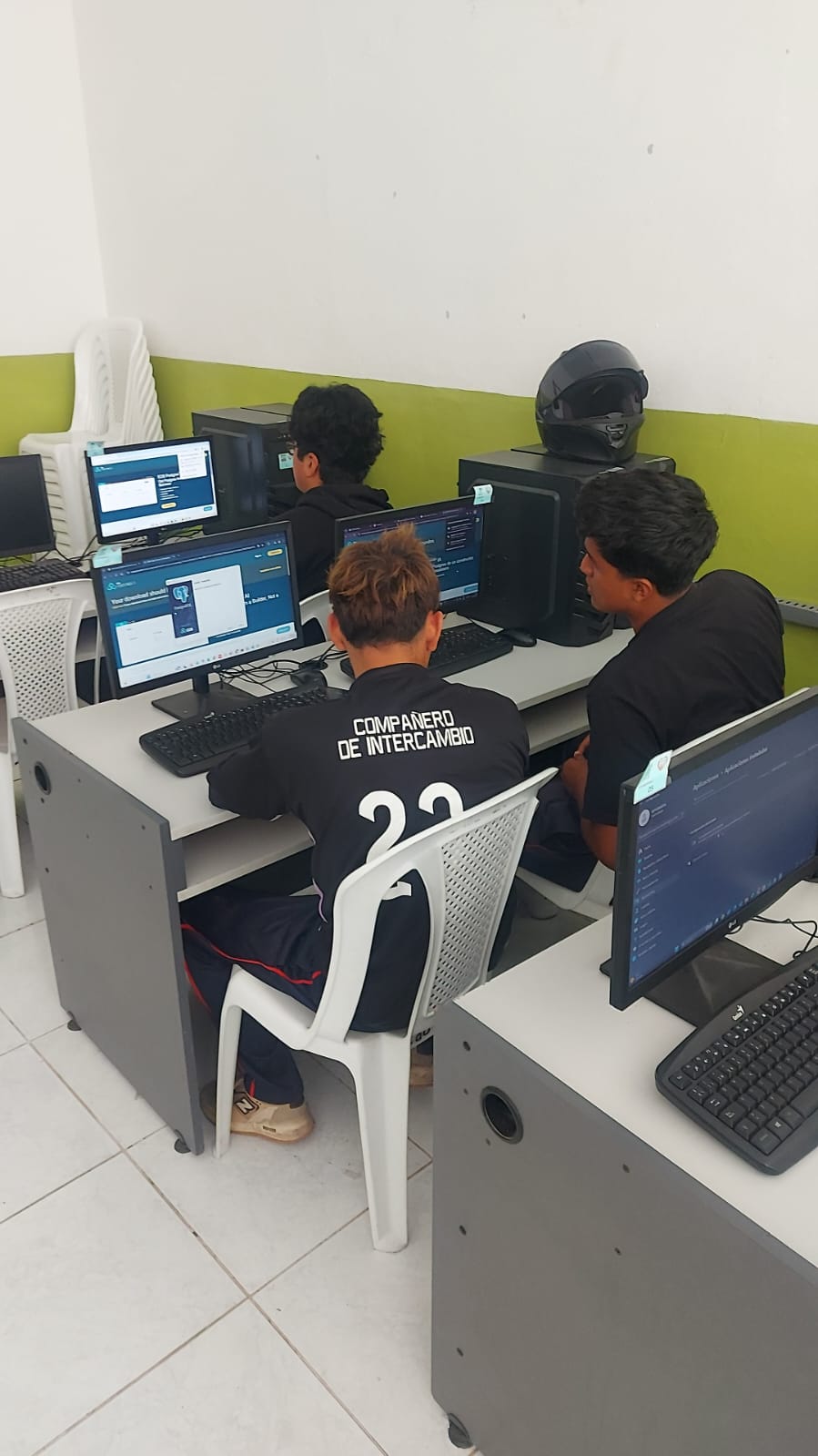 Jovenes en laboratorio