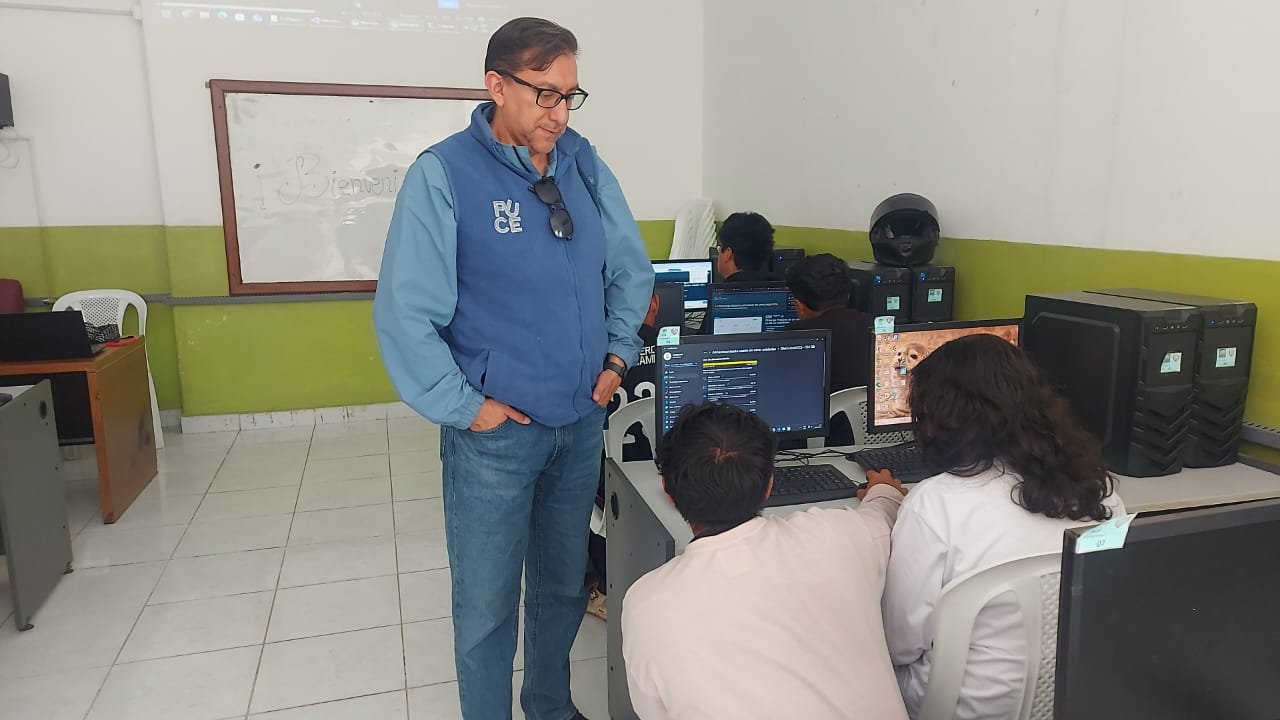 Tutor PUCE supervisando